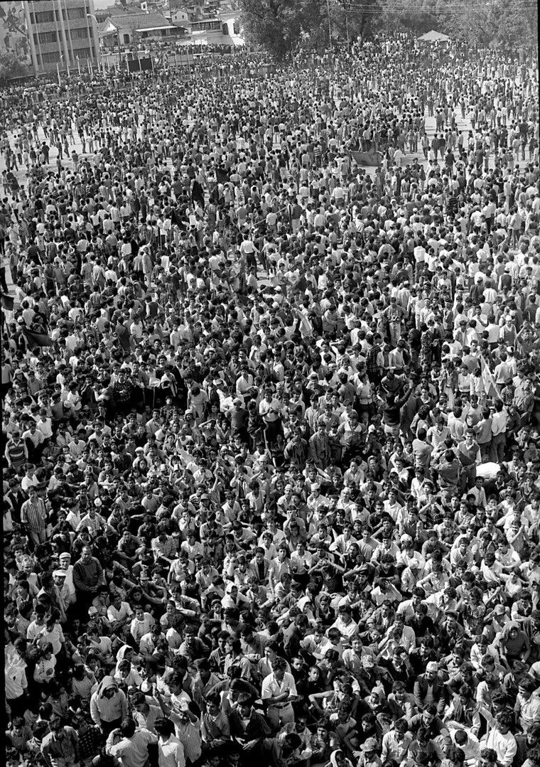 निर्दलिय पञ्चायती व्यवस्थाको अन्त्य भई बहुदलको स्थापना